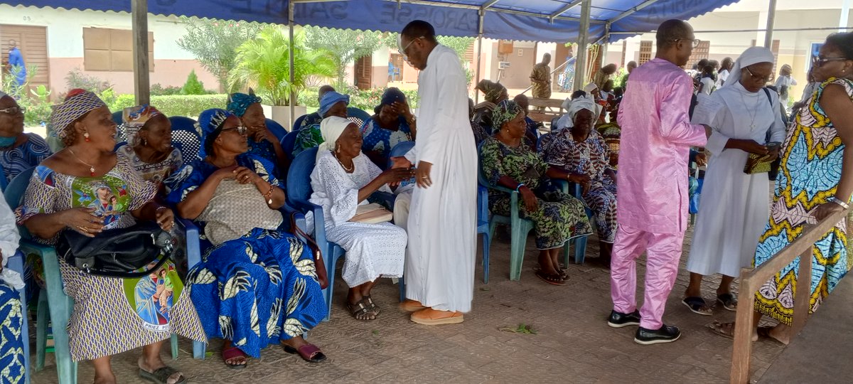 ssph_ocpsp's tweet photo. JOURNEE DES GRANDS-PARENTS ET DES PERSONNES AGEES, 6ème édition
Le Service des Sœurs pour la Promotion Humaine (SSPH/OCPSP) en collaboration la Paroisse Sainte Joséphine Bakhita d’Abomey-Calavi a honoré une trentaine de grands-parents et de personnes âgées. https://t.co/WnILS61MCx