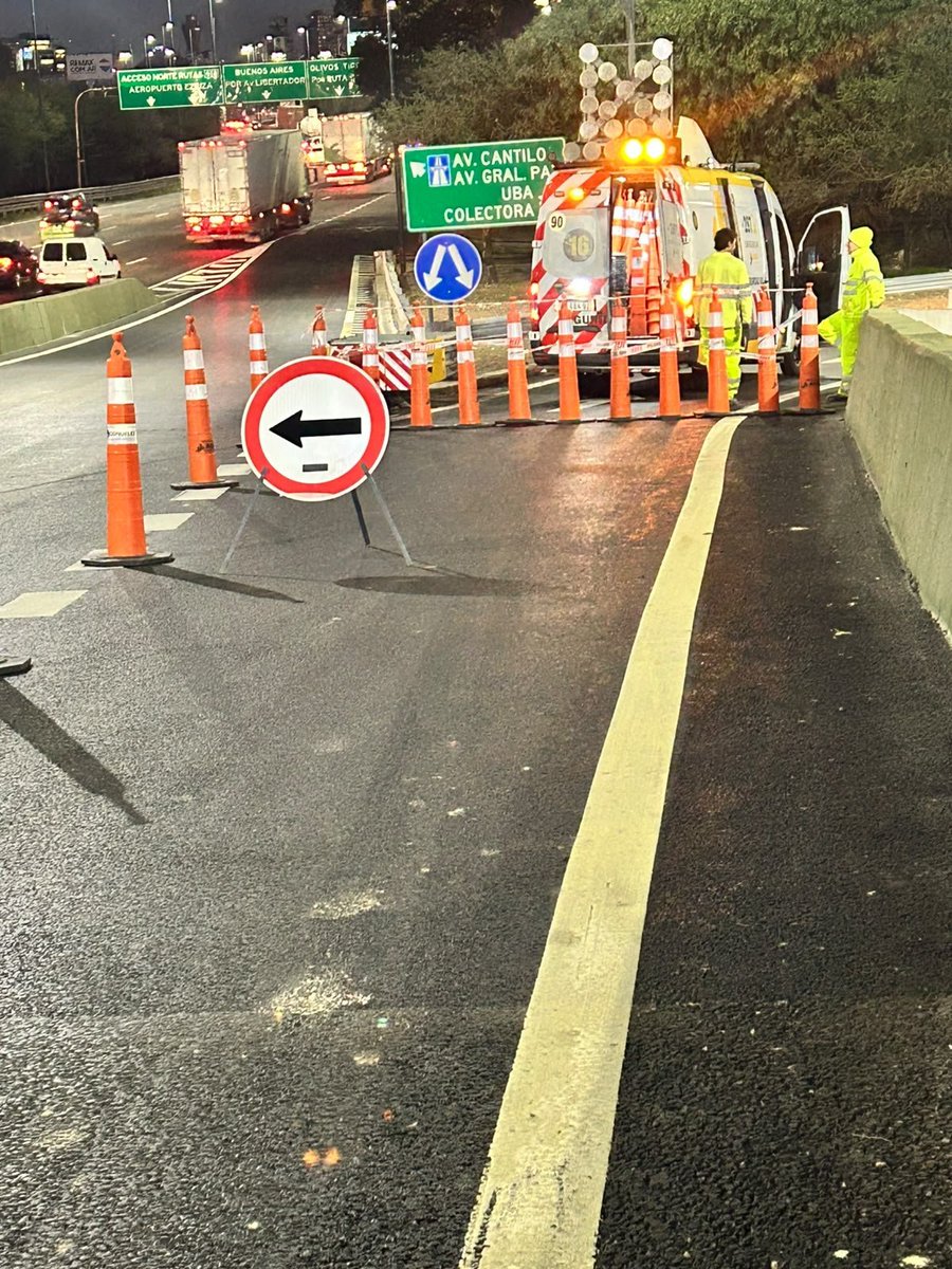 aleginart's tweet photo. ⚠️ Cierre de la nueva salida desde Puente Labruna a #CiudadUniversitaria por obras.
Como alternativa los usuarios podrán salir a #Cantilo y seguir hasta la salida Parque de los Niños.
@ernestoarriaga @VTVinfo @Mariafortaleza @AUSA @leograndinetti https://t.co/ihNzu6dP0J