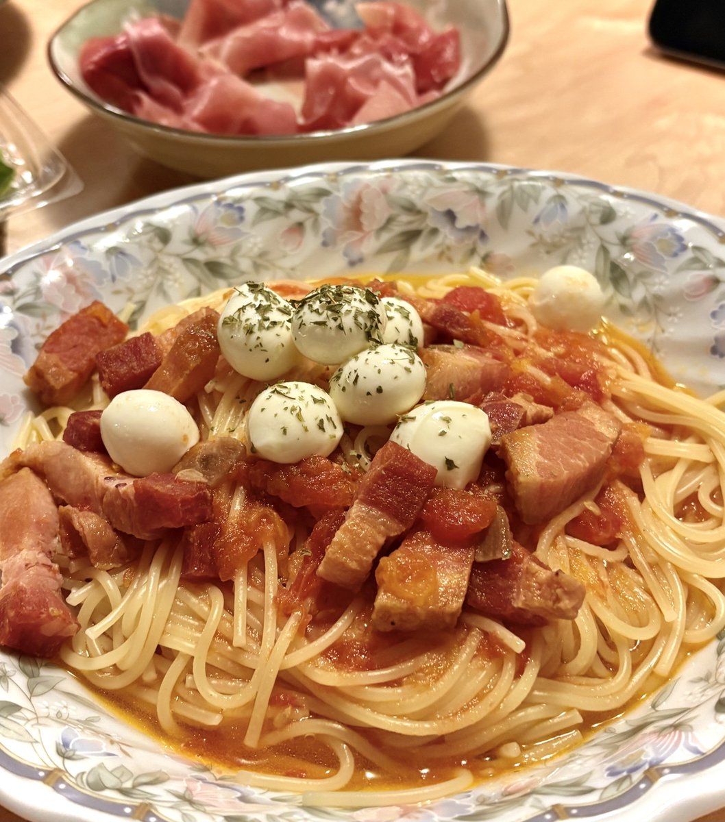 nakuryu's tweet photo. ベランダ収穫トマトをパスタにしたよ🍅

#なクックる https://t.co/TFBkmEgmEV