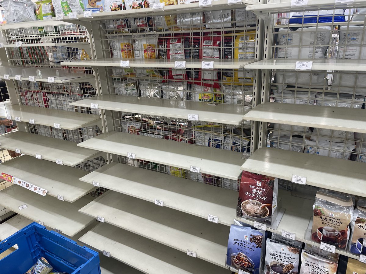 mounandemo's tweet photo. 熊本地震のあとのコンビニこれ https://t.co/xlQ6gsQxRN