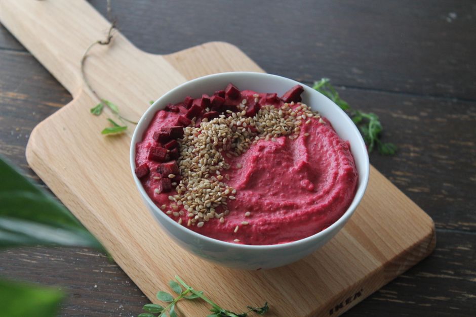 guiacocinafacil's tweet photo. 📌 Nueva receta: Hummus de remolacha: el dip colorido que cambia cualquier picada: El hummus de remolacha combina garbanzos, tahini, limón y una… https://t.co/TTAA4p4uEX 🌐 Más recetas online #HummusDeRemolacha #RecetasFáciles #DipColorido #CocinaVegetariana #Aperitivos https://t.co/3u3D3kO4dE