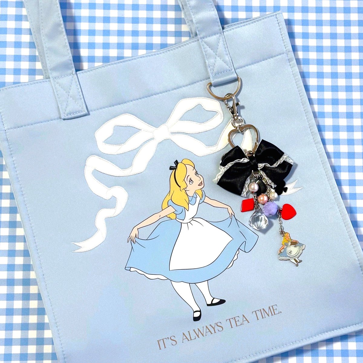 Alice__Chelsy's tweet photo. アリスのトートバッグ🩵
Dカン付きはありがたい😊
中は総柄でめちゃめちゃ可愛い💙

#アベイル
#avail https://t.co/x67EredBEI