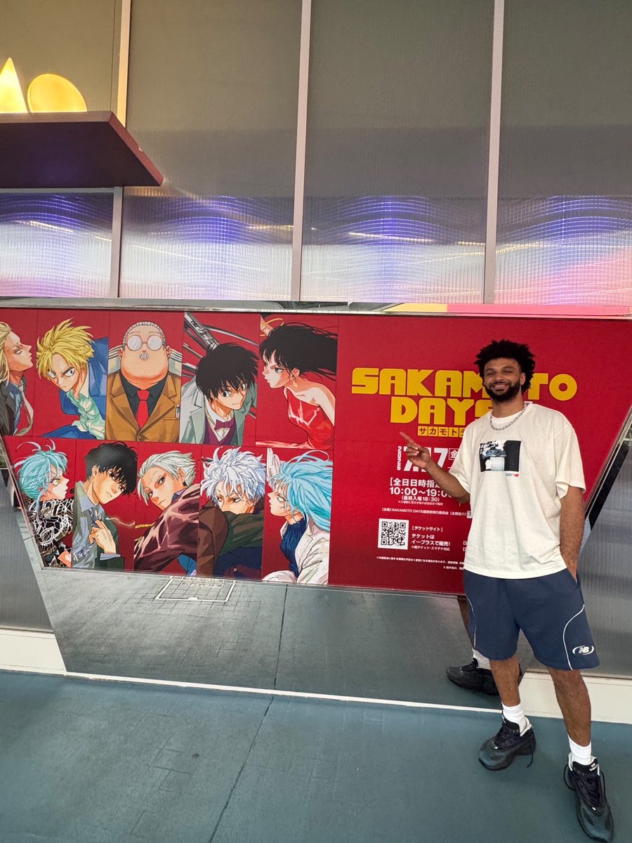 mqdiner's tweet photo. ジャマール・マレー選手が以前、アリーナに入場するときに漫画『SAKAMOTO DAYS』のキャラクター・南雲のTシャツを着用していたことをきっかけに、作者の鈴木祐斗くん（大学の後輩で同じバスケ部だった友人）に個人的にお願いして色紙を描いてもらって渡してきました🥹

作者は恥ずかしくてこの場に来れなかったということを伝えたら「Why!?」というリアクション🥹
ずっきーには写真と動画を送って報告したら、ナゲッツ推していくと言ってました。

日本の漫画も大好きだというジャマール、とても喜んでくれてよかったです！日本滞在中に東京ドームのサカモトデイズ展にも足を運んでくれたらしく、私が嬉しくなりました。笑

#NBA3xTOKYO #NewBalance #NBBasketball
#サカモトデイズ