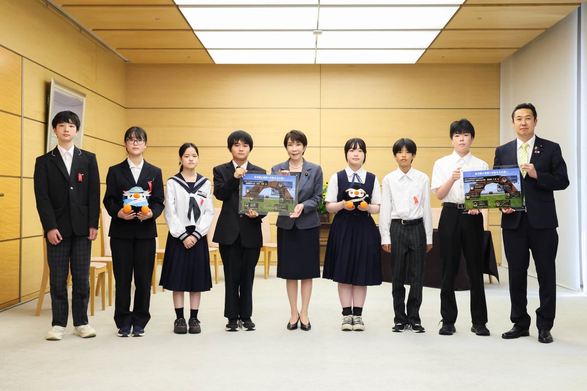 takaichi_sanae's tweet photo. 本日は、「北方少年少女（北方領土元居住者の４世などの中学生）」の皆様を官邸にお迎えしました。

遠路はるばるお越しいただき、感謝を申し上げます。

皆様から、北方墓参などの再開、そして、北方領土問題の解決への切なる思いを伺いました。

私自身、かつて北方担当大臣として、納沙布岬を訪れた際、元島民の方々から、故郷を失った悔しさやその後のご苦労について話を伺ったことを思い返します。

元島民の皆様は、本日お迎えした「北方少年少女」のひいおじいさま・ひいおばあさまの世代に当たり、平均年齢は、９０歳を超えられました。
長きにわたり、ふるさとを想い続けてこられた、そのお気持ちに、一刻も早く応えなければなりません。

特に、北方墓参は「人道上の問題」であり、日露関係の最優先事項の１つです。

政府として、ロシア側に対し再開を粘り強く働き掛けるとともに、北方領土問題の解決に向け、全力で取り組んでまいります。
