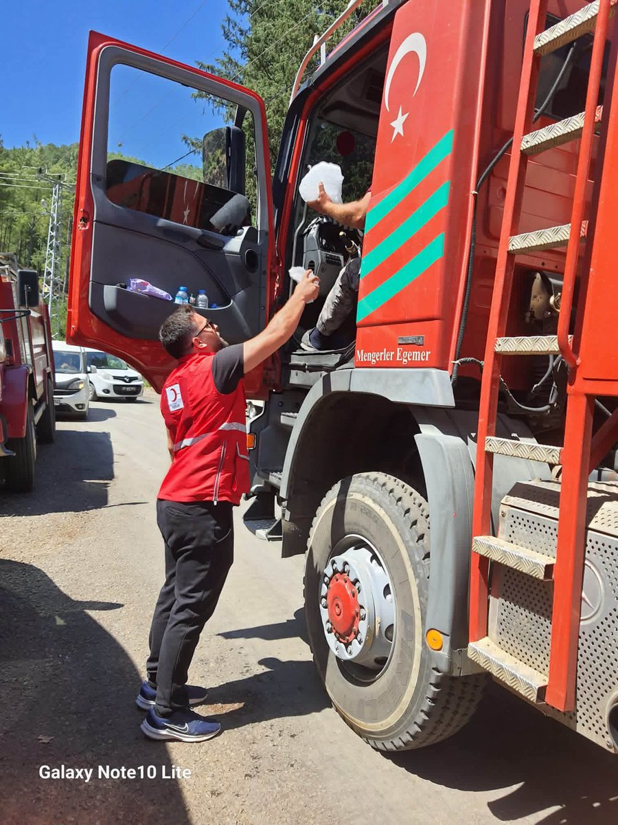 tkzlyantsube's tweet photo. Kızılay Antalya Şube olarak, Alanya, Muratpaşa ve Konyaaltı Şubelerimizle birlikte, Alanya ilçemiz Sapadere Mahallesi’nde meydana gelen orman yangınında görev yapan ekiplere ikram aracımızla su, soda ve çeşitli ikramlıklar ulaştırıyoruz.
#SensizOlmaz https://t.co/Mf2O8x87IW
