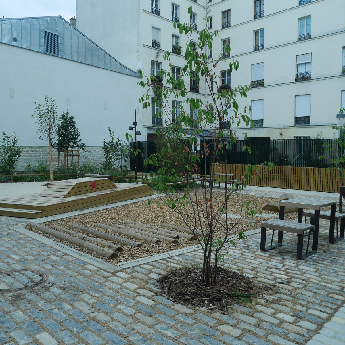 Maskloff's tweet photo. Un nouveau jardin #Boboland entre la rue #Barbette et la rue des #FrancsBourgeois dans le 3ème arrdt de Paris. Le paysagiste a du avoir des restrictions budgétaires pour la verdure qui n'étouffe pas le jardin. https://t.co/4lAk4b8KDv