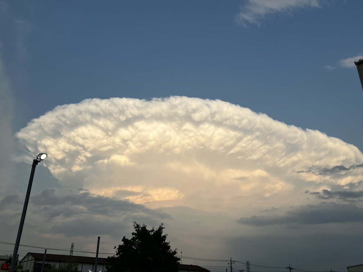 puchieda's tweet photo. 東京方面の雲がやばい https://t.co/Z0tv4TghEH
