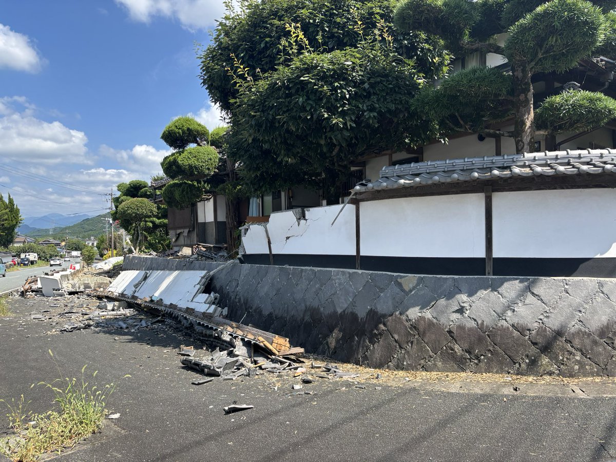 nagatomoshinji's tweet photo. 【八代市総合体育館 避難所】

八代市は17時半現在で32度の暑さでした。

八代市役所近くの八代市総合体育館が避難所になっており、こちらには述べ800人ぐらいの方が避難されています。

幸い、断水なく、停電もしていないので、トイレも普段通り使えて、体育館の中はクーラーも効き、自動販売機も動いています。

体育館なので、皆さん、ダンボールや毛布を敷いて休んでいらっしゃいますが、ダンボールベッドは見当たりませんでした。人数分ないので、出せないのかもしれません。

支援物資が次々に運ばれてはいますが、不足しているものはやはり飲料水と食べ物。

宇城市小川町の防災拠点には朝、昼、夜のパンが届いていましたが、八代市の体育館（避難所）には、食べるものが定期的に届かないので、「食料品が必要」と受付の方。

自衛隊による炊き出しもあるはずだが、何時からか正確な時間が分からないので「食べ物はありますか？」と避難住民から聞かれても、はっきりと案内できないのが辛いとも。

「暑いので、ここに避難してくる方がこれから増えるだろう」と市役所の方の見通し。

八代市内及び近隣の氷川町は、あちこちで家屋が倒壊しており、胸が痛い光景が広がります。

新幹線の停車駅である「新八代駅」は断水し、トイレも使えず、駅員さんもいませんでした。新八代駅近くのコンビニが断水していはいるものの営業再開し、地域の方が買い物に並んでいました。朝、入荷する予定だったおにぎりやサンドイッチが14時頃に到着したとのことで、物流も当然ながら乱れています。

車が家屋の下敷きになり、避難所までの移動の手段がない高齢者の方が、炎天下、家の庭で過ごしている光景はさすがに心配になりました。

「外は暑いけど、怖くて家の中には入りたくない」

と言うおばあちゃんも。

八代市役所及び近隣の町役場の職員の皆さんも、あちこちからの支援要請にフル回転いただいており、感謝の言葉しかありません。

八代市もまだボランティアを受け入れられる体制は整っていませんが、倒壊した家屋の片付け、倒れてしまった大きな家具の撤去等、人手が欲しい被災者は一定数いると感じました。

特に、家族の支援を得られない一人暮らしの高齢者は、倒れた家具を動かすこともままならないと思いますので、いかにマッチングしていくか、誰がマッチングするのかがこれから問われます。

熊本県の木村敬知事は本日、県内の被災地でボランティアをしようとする人に対し、当面は被災地入りを自粛するよう呼びかけています。

「受け入れの態勢が整ってから来てほしい」とのことですので、皆さん、よろしくお願い致します。

#令和8年熊本地震