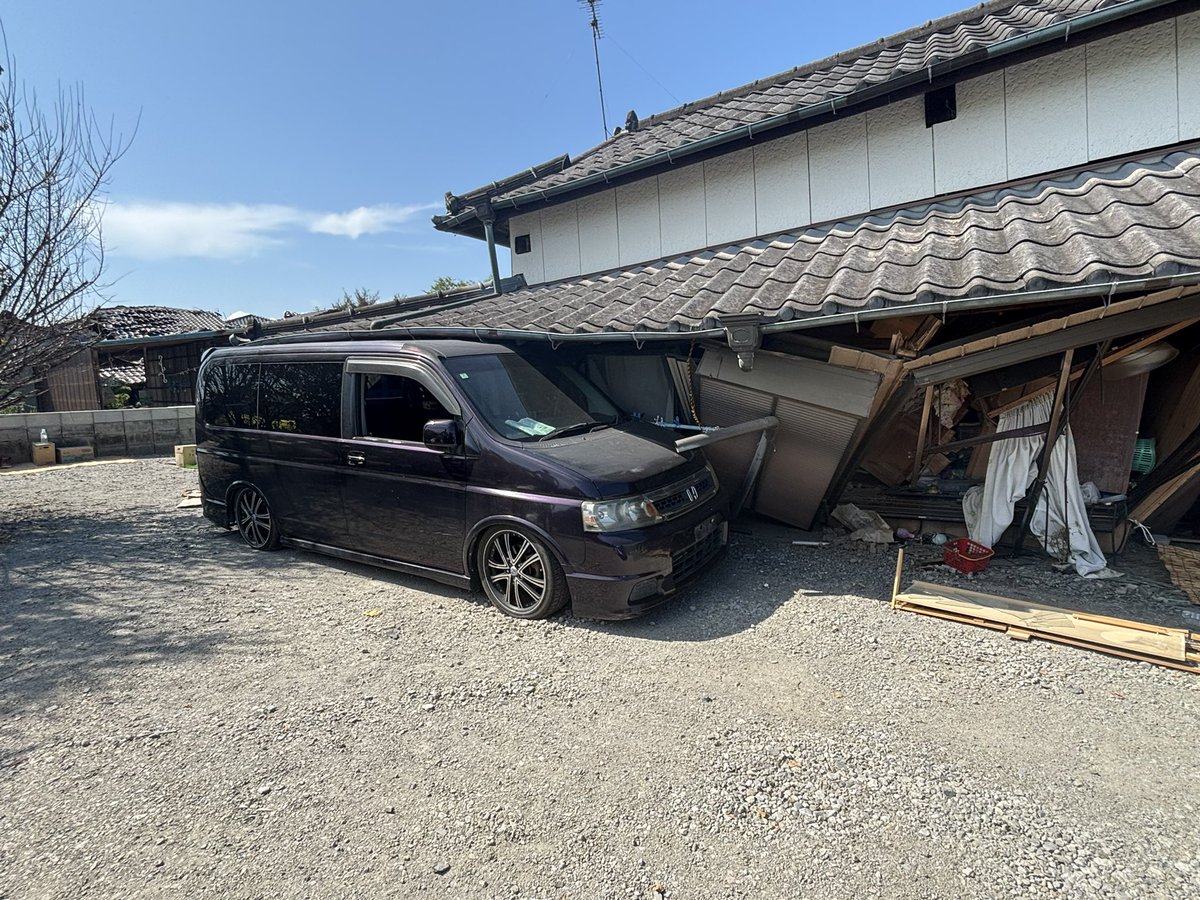 nagatomoshinji's tweet photo. 【八代市総合体育館 避難所】

八代市は17時半現在で32度の暑さでした。

八代市役所近くの八代市総合体育館が避難所になっており、こちらには述べ800人ぐらいの方が避難されています。

幸い、断水なく、停電もしていないので、トイレも普段通り使えて、体育館の中はクーラーも効き、自動販売機も動いています。

体育館なので、皆さん、ダンボールや毛布を敷いて休んでいらっしゃいますが、ダンボールベッドは見当たりませんでした。人数分ないので、出せないのかもしれません。

支援物資が次々に運ばれてはいますが、不足しているものはやはり飲料水と食べ物。

宇城市小川町の防災拠点には朝、昼、夜のパンが届いていましたが、八代市の体育館（避難所）には、食べるものが定期的に届かないので、「食料品が必要」と受付の方。

自衛隊による炊き出しもあるはずだが、何時からか正確な時間が分からないので「食べ物はありますか？」と避難住民から聞かれても、はっきりと案内できないのが辛いとも。

「暑いので、ここに避難してくる方がこれから増えるだろう」と市役所の方の見通し。

八代市内及び近隣の氷川町は、あちこちで家屋が倒壊しており、胸が痛い光景が広がります。

新幹線の停車駅である「新八代駅」は断水し、トイレも使えず、駅員さんもいませんでした。新八代駅近くのコンビニが断水していはいるものの営業再開し、地域の方が買い物に並んでいました。朝、入荷する予定だったおにぎりやサンドイッチが14時頃に到着したとのことで、物流も当然ながら乱れています。

車が家屋の下敷きになり、避難所までの移動の手段がない高齢者の方が、炎天下、家の庭で過ごしている光景はさすがに心配になりました。

「外は暑いけど、怖くて家の中には入りたくない」

と言うおばあちゃんも。

八代市役所及び近隣の町役場の職員の皆さんも、あちこちからの支援要請にフル回転いただいており、感謝の言葉しかありません。

八代市もまだボランティアを受け入れられる体制は整っていませんが、倒壊した家屋の片付け、倒れてしまった大きな家具の撤去等、人手が欲しい被災者は一定数いると感じました。

特に、家族の支援を得られない一人暮らしの高齢者は、倒れた家具を動かすこともままならないと思いますので、いかにマッチングしていくか、誰がマッチングするのかがこれから問われます。

熊本県の木村敬知事は本日、県内の被災地でボランティアをしようとする人に対し、当面は被災地入りを自粛するよう呼びかけています。

「受け入れの態勢が整ってから来てほしい」とのことですので、皆さん、よろしくお願い致します。

#令和8年熊本地震