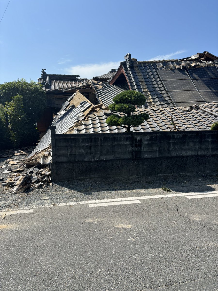 nagatomoshinji's tweet photo. 【八代市総合体育館 避難所】

八代市は17時半現在で32度の暑さでした。

八代市役所近くの八代市総合体育館が避難所になっており、こちらには述べ800人ぐらいの方が避難されています。

幸い、断水なく、停電もしていないので、トイレも普段通り使えて、体育館の中はクーラーも効き、自動販売機も動いています。

体育館なので、皆さん、ダンボールや毛布を敷いて休んでいらっしゃいますが、ダンボールベッドは見当たりませんでした。人数分ないので、出せないのかもしれません。

支援物資が次々に運ばれてはいますが、不足しているものはやはり飲料水と食べ物。

宇城市小川町の防災拠点には朝、昼、夜のパンが届いていましたが、八代市の体育館（避難所）には、食べるものが定期的に届かないので、「食料品が必要」と受付の方。

自衛隊による炊き出しもあるはずだが、何時からか正確な時間が分からないので「食べ物はありますか？」と避難住民から聞かれても、はっきりと案内できないのが辛いとも。

「暑いので、ここに避難してくる方がこれから増えるだろう」と市役所の方の見通し。

八代市内及び近隣の氷川町は、あちこちで家屋が倒壊しており、胸が痛い光景が広がります。

新幹線の停車駅である「新八代駅」は断水し、トイレも使えず、駅員さんもいませんでした。新八代駅近くのコンビニが断水していはいるものの営業再開し、地域の方が買い物に並んでいました。朝、入荷する予定だったおにぎりやサンドイッチが14時頃に到着したとのことで、物流も当然ながら乱れています。

車が家屋の下敷きになり、避難所までの移動の手段がない高齢者の方が、炎天下、家の庭で過ごしている光景はさすがに心配になりました。

「外は暑いけど、怖くて家の中には入りたくない」

と言うおばあちゃんも。

八代市役所及び近隣の町役場の職員の皆さんも、あちこちからの支援要請にフル回転いただいており、感謝の言葉しかありません。

八代市もまだボランティアを受け入れられる体制は整っていませんが、倒壊した家屋の片付け、倒れてしまった大きな家具の撤去等、人手が欲しい被災者は一定数いると感じました。

特に、家族の支援を得られない一人暮らしの高齢者は、倒れた家具を動かすこともままならないと思いますので、いかにマッチングしていくか、誰がマッチングするのかがこれから問われます。

熊本県の木村敬知事は本日、県内の被災地でボランティアをしようとする人に対し、当面は被災地入りを自粛するよう呼びかけています。

「受け入れの態勢が整ってから来てほしい」とのことですので、皆さん、よろしくお願い致します。

#令和8年熊本地震