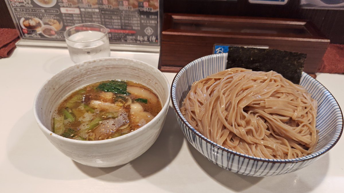 Bp7p8jTo674Jiza's tweet photo. どうしても今日はあれが食べたいと言うことでおゆみ野南に有る麺屋侍おゆみ野店さんに行き木曜日限定のつけ麺（豚骨醤油）を頂きました🤤
イロイロ食べますが最終的に豚骨醤油に帰り着くそんな気がします🤤
本日は全粒粉の麺これもまた美味でございます美味しいです🤤
又伺いますね🤤
御馳走様でした🤤 https://t.co/15HW8Dn0Z5