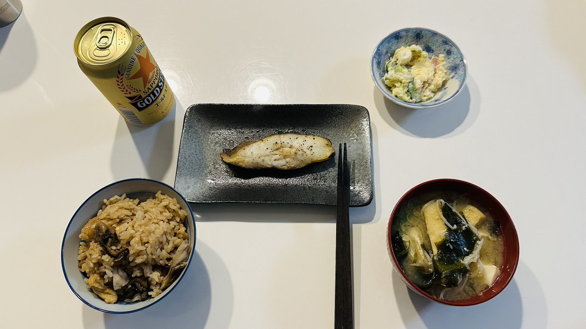 angel87371's tweet photo. 1人での食事は寂しいから、あえて簡単な物で済まさずに

牡蠣とキノコの炊き込みご飯
好きな具材ぶっ込んだ味噌汁
焼き魚
ポテサラ

美味しかった

明日は何作ろうかな https://t.co/n8yXutTW4w