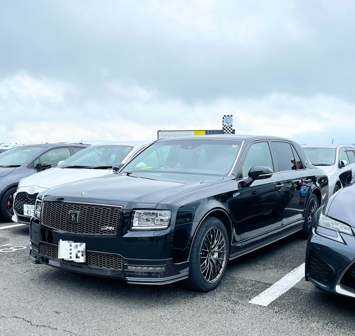 shakotan2711's tweet photo. 富士スピードウェイで毎回楽しいのが駐車場徘徊。

今回の一等賞はダントツでセンチュリーGRMN。実車は初めて見た。

他の車に溶け込んで停まっているはずなのにオーラが凄すぎて、遠目からでもすぐに判別できた。

自分はSUVよりこっちのセンチュリーの方が好きだなぁ https://t.co/wWgulRkw0j