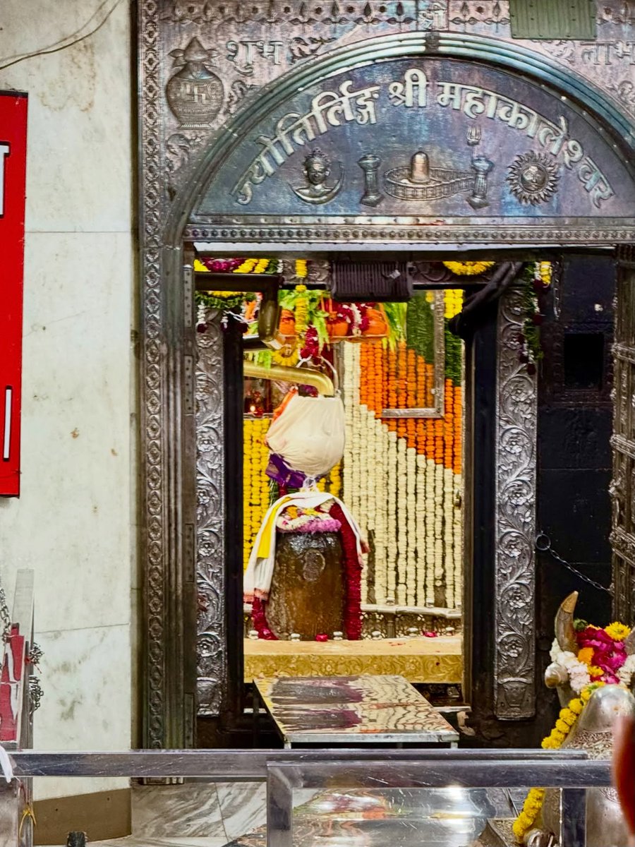 devdarshan__'s tweet photo. 🕉️🙏 Instagram Caption for Ujjain Mahakal Darshan (Marathi)

🚩 श्री महाकालेश्वरांच्या चरणी भक्तीचा दिव्य प्रवास! 🕉️

"कालांचा काल... श्री महाकाल!" 🙏

📞 बुकिंगसाठी संपर्क: 7887585613
#जयश्रीमहाकाल #महाकाल #उज्जैन #महाकालेश्वर #ज्योतिर्लिंग #हरहरमहादेव #देवदर्शन https://t.co/kBK5IMTEzM