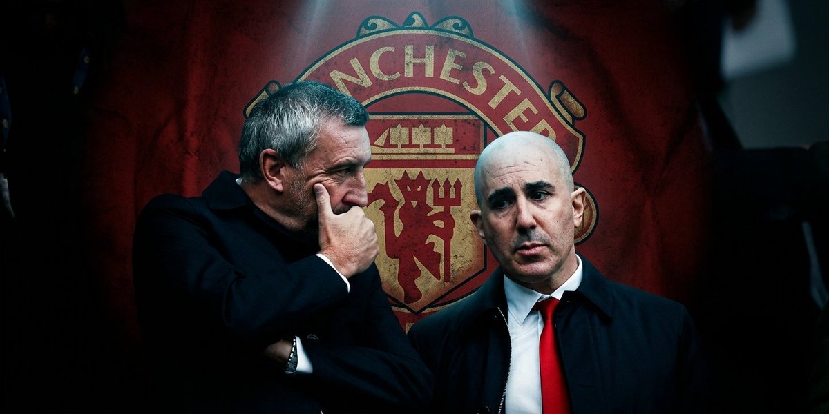 trisulamerah's tweet photo. 🔻 SUDUT MERAH
Antara rencana INEOS vs paniknya fans

Musim ini cara Manchester United belanja pemain sudah berbeda. Di bawah INEOS, semuanya lebih rapi, ada data, nggak asal menebar duit. Itu bagus.

Tapi, ada 1 masalah: yang dipikirin manajemen berbeda dengan fans, yang bikin fans nggak bisa tenang.

Laporan @TheAthleticFC bilang MU masih mau beli 3 pemain lagi yaitu: gelandang ke-3 + bek kiri + striker pelapis sesko.

Ini titik bentroknya.
Posisi bek tengah, lubang yang pura-pura dianggap manajemen tidak ada.
Sementara maunya mayoritas fans, disamping 3 posisi tersebut harus tambah posisi bek tengah. Pokoknya, BEK TENGAH HARGA MATI.

Kenapa?
Karena faktanya mengerikan:
Martinez = 437 hari cedera
De Ligt = 212 hari cedera
Total = 720 HARI HILANG 😵‍💫

Mengharapkan Maguire + Yoro main 4 kompetisi?
Itu bukan strategi.
Itu judi.
Sekali ada yang cedera, langsung krisis lagi seperti musim lalu.

JADI, APA LOGIKA INEOS?
Tebakannya begini:
1. Percaya bahwa tim medis bisa menjaga Martinez & De Ligt fit 1 musim penuh
2. Menunggu harga bek tengah turun di akhir bursa biar nggak kemahalan
3. Mikirin 3 tahun ke depan dengan Lewis Hall, bukan cuma menutup lubang musim ini

Cerdas? Iya
Aman? Belum tentu

INEOS belanja pake kalkulator.
Fans belanja pake trauma.
Mereka lihat potensi, sementara kita lihat riwayat rumah sakit.

SEKALI LAGI, proses transfer MU sudah jauh lebih baik. Tapi kalau 1 slot tidak ditambah buat transfer bek tengah, kita mungkin akan mengulang drama yang sama di musim lalu.

#MUFC