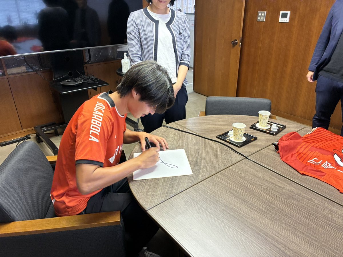 ehime_fc's tweet photo. 💐｜スポンサー企業訪問
#ehimefc #愛媛FC

#谷岡昌 選手が、8/9開幕戦のマッチスポンサーを務めていただく
#愛媛トヨタ自動車 様を訪問しました✨

谷岡選手による開幕戦PRの様子は、
愛媛トヨタ自動車様のSNSでぜひご覧ください！

愛媛トヨタ自動車の皆様、
このたびはありがとうございました！

8/9開幕戦はイベント盛りだくさん✨
皆さまのご来場をお待ちしております！

https://t.co/xQ8oCGEjRY