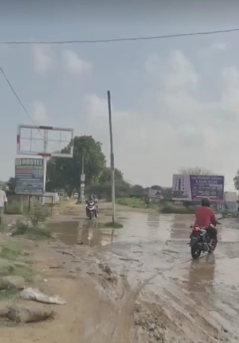 narayan_deepali's tweet photo. Jangal Raj or Only Bhrashtachar in JDA 3 sal se ek problem Jaipur manipal university Dahmi kala. Last time year se Rashmi Choudhary Mam not support.... No Road @jdajaipur @RajCMO @BhajanlalBjp @DIPRRajasthan @svoruganti1466 @PMOIndia @Swachh_Jaipur https://t.co/bX2b7ovPPT