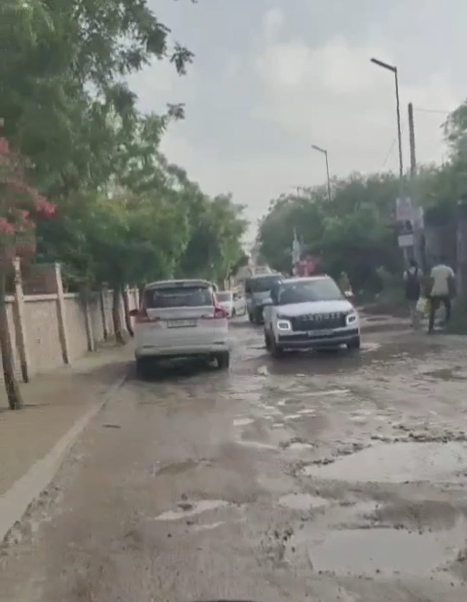 narayan_deepali's tweet photo. Jangal Raj or Only Bhrashtachar in JDA 3 sal se ek problem Jaipur manipal university Dahmi kala. Last time year se Rashmi Choudhary Mam not support.... No Road @jdajaipur @RajCMO @BhajanlalBjp @DIPRRajasthan @svoruganti1466 @PMOIndia @Swachh_Jaipur https://t.co/bX2b7ovPPT