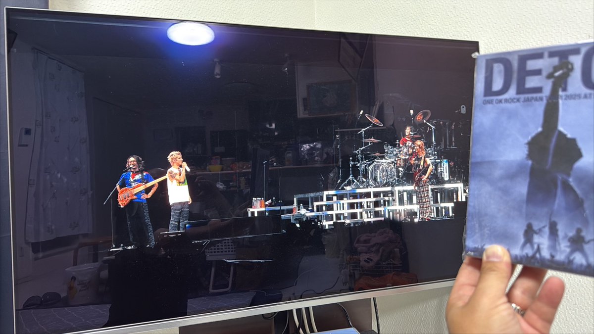 mitori8dan's tweet photo. 全てのLIVEチケット外れ。ショックすぎてワンオクの曲すら聞けなかった（泣）
でも、DVDきちゃったよ。やっぱり最高だ❗️LINE行きたいよ〜
#ワンオク
#DETOX
#LIVE行きたい
#ワンオク好き友達になって https://t.co/fWR54fxnDA