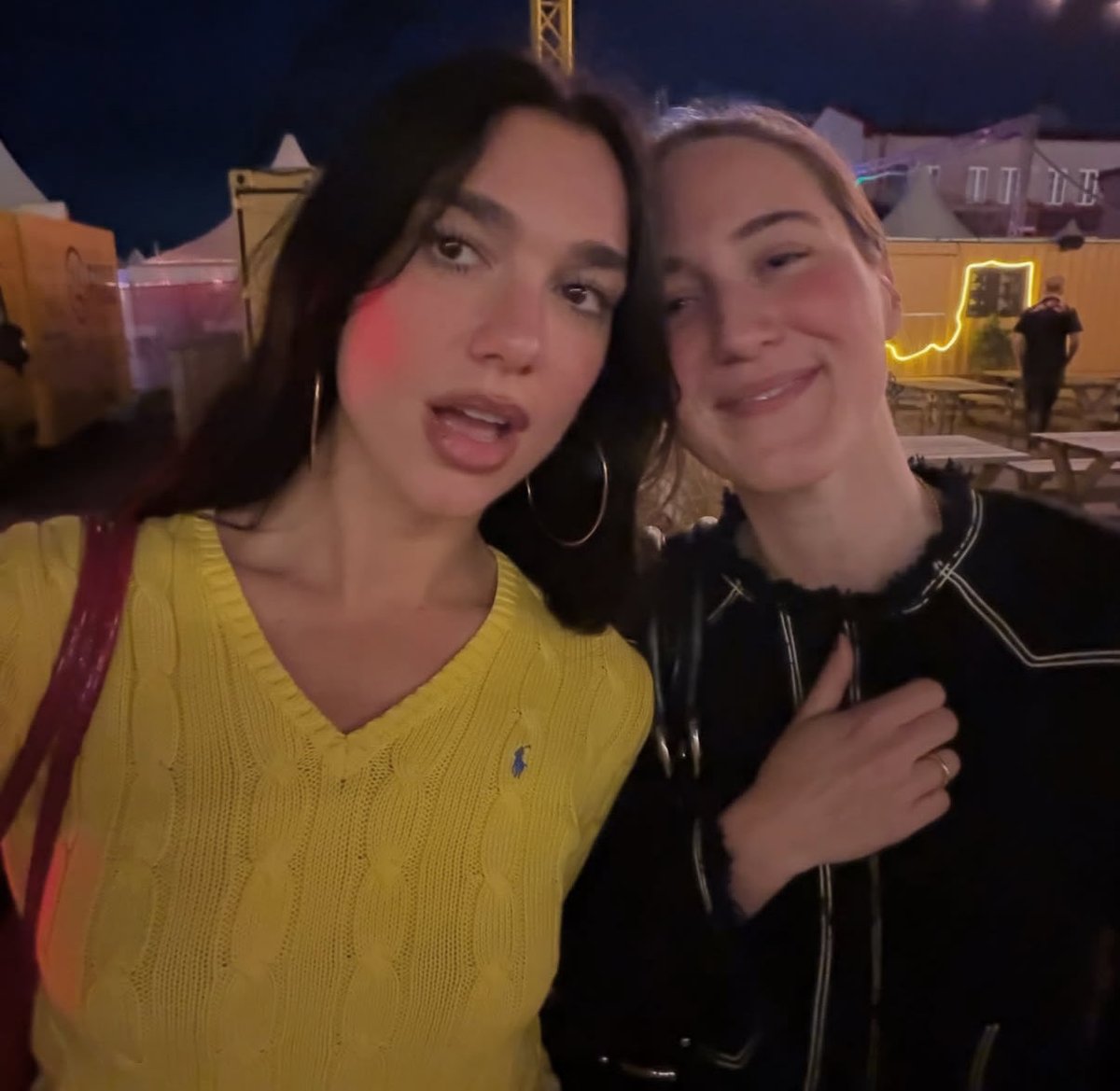 dualipabrasil's tweet photo. VEM FEAT! Dua Lipa esteve na Suécia a trabalho e teve sessões de estúdio com Luka Kloser e Elvira.

— A dupla é responsável pelas produções e composições de Addison Rae, que também esteve no país recentemente. https://t.co/NUVvty81ae