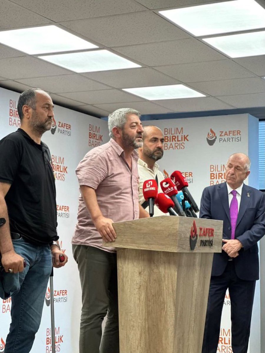 vukuathaberx's tweet photo. 📸 Ümit Özdağ, bu haftaki basın toplantısında kürsüyü gazilere bıraktı https://t.co/45zw8obkOl
