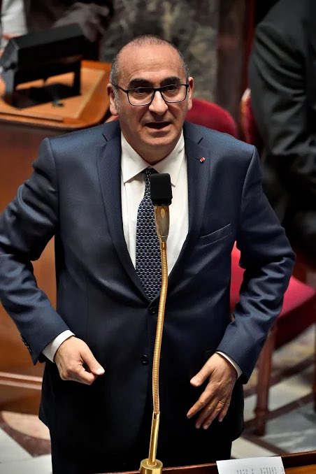alainpaulweber's tweet photo. « Nous savons qu’ils mentent. Ils savent qu’ils mentent. Ils savent que nous savons qu’ils mentent. Nous savons qu’ils savent que nous savons qu’ils mentent. Et, pourtant, ils persistent à mentir. »

Alexandre Soljenitsyne 

Douze Canadair sur le papier, cinq dans le ciel

Laurent Nuñez l'a répété devant la presse : la France dispose de douze Canadair, une flotte aérienne « suffisante », doublée depuis 2022. Les chiffres sonnent bien. 

Le problème, c'est qu'ils ne décrivent pas ce qui vole réellement au-dessus des feux.

Éric Durand, secrétaire général adjoint du Syndicat national du personnel navigant de l'aéronautique civile, donne une autre version : sur les douze appareils, cinq seulement étaient opérationnels un jour, sept le lendemain, les autres étant en maintenance ou immobilisés. 

Ce ne sont pas des chiffres d'opposants politiques, mais ceux des pilotes qui sont aux commandes.

Le ministre, de son côté, dément et parle de chiffres « faux », assurant que la flotte annoncée existe bel et bien. 

Mais entre un parc théorique de douze avions et une disponibilité réelle de cinq à sept selon les jours, il y a un écart que les habitants du Sud-Ouest, sous la fumée, ne mesurent pas en communiqué de presse mais en rotations de largage.

De plus il semblerait que au moins 3 d’entre eux seraient cannibalisés pour les pièces.

Reste que quand ceux qui pilotent ces appareils et ceux qui les commandent ne racontent pas la même histoire, c'est en général aux seconds de prouver qu'ils ont raison, pas l'inverse.