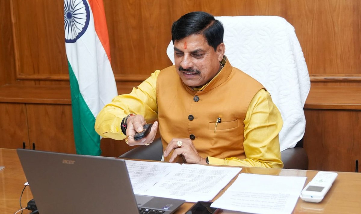 DrMohanYadav51's tweet photo. राज्य सरकार हर परिस्थिति, संकट में सदैव अन्नदाताओं के साथ है...

आज बुरहानपुर में आयोजित 'बलराम कृषि महोत्सव' से वर्चुअली जुड़कर प्राकृतिक आपदा से प्रभावित 8 हजार से अधिक केला उत्पादक किसानों के खातों में ₹107.72 करोड़ की राहत राशि का अंतरण किया। मई-जून में मौसम की मार ने केले की फसल को नुकसान पहुंचाया था। बुरहानपुर, नेपानगर और खकनार तहसीलों के 188 गांवों के किसानों की केले की फसल प्रभावित हुई थी। 

प्रदेश सरकार 'किसान कल्याण वर्ष 2026' में किसानों की समृद्धि, सम्मान और कल्याण के लिए अनेक महत्वपूर्ण कार्यों को तेजी से पूरा कर रही है।