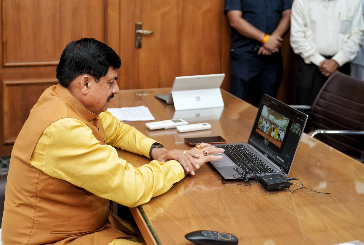 DrMohanYadav51's tweet photo. राज्य सरकार हर परिस्थिति, संकट में सदैव अन्नदाताओं के साथ है...

आज बुरहानपुर में आयोजित 'बलराम कृषि महोत्सव' से वर्चुअली जुड़कर प्राकृतिक आपदा से प्रभावित 8 हजार से अधिक केला उत्पादक किसानों के खातों में ₹107.72 करोड़ की राहत राशि का अंतरण किया। मई-जून में मौसम की मार ने केले की फसल को नुकसान पहुंचाया था। बुरहानपुर, नेपानगर और खकनार तहसीलों के 188 गांवों के किसानों की केले की फसल प्रभावित हुई थी। 

प्रदेश सरकार 'किसान कल्याण वर्ष 2026' में किसानों की समृद्धि, सम्मान और कल्याण के लिए अनेक महत्वपूर्ण कार्यों को तेजी से पूरा कर रही है।