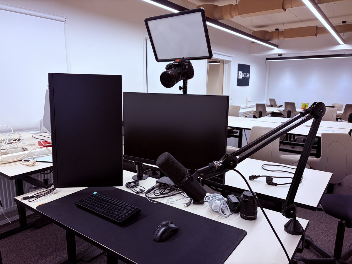 sebmandal's tweet photo. just set up my new office https://t.co/s1DlFPvUjB