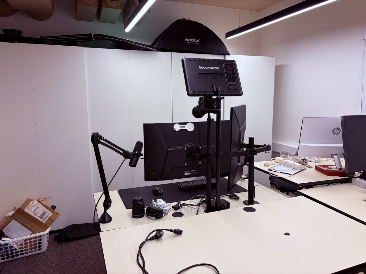 sebmandal's tweet photo. just set up my new office https://t.co/s1DlFPvUjB