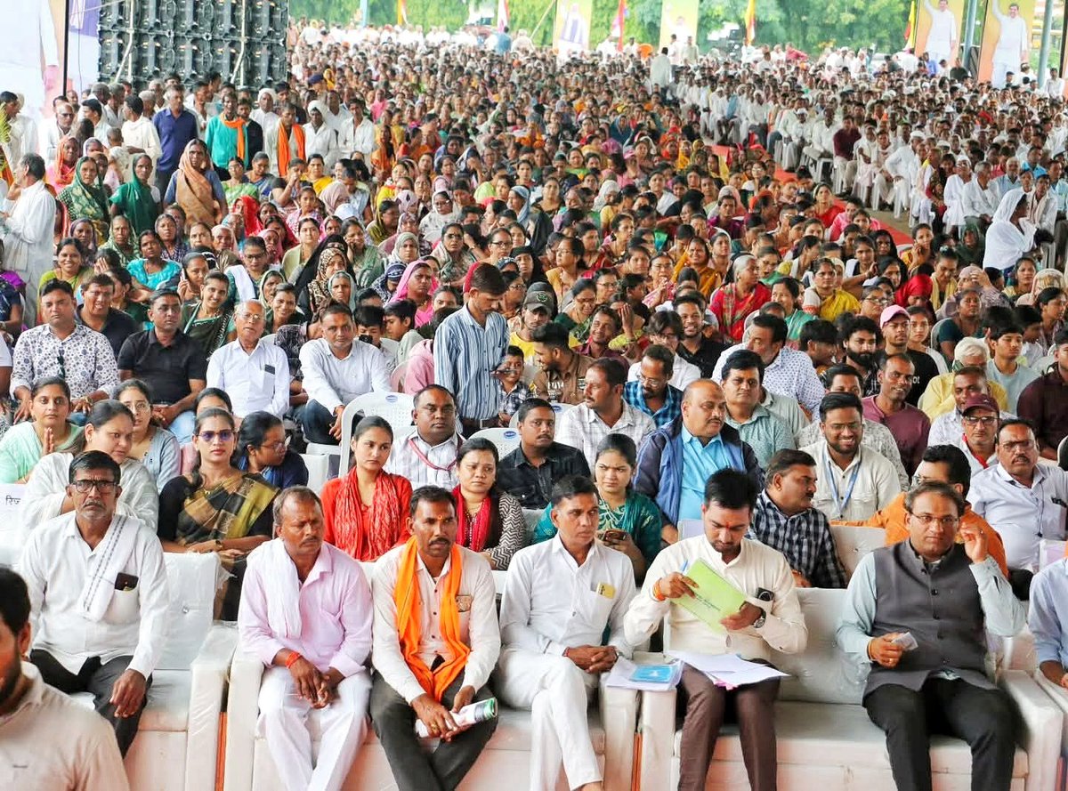 DrMohanYadav51's tweet photo. राज्य सरकार हर परिस्थिति, संकट में सदैव अन्नदाताओं के साथ है...

आज बुरहानपुर में आयोजित 'बलराम कृषि महोत्सव' से वर्चुअली जुड़कर प्राकृतिक आपदा से प्रभावित 8 हजार से अधिक केला उत्पादक किसानों के खातों में ₹107.72 करोड़ की राहत राशि का अंतरण किया। मई-जून में मौसम की मार ने केले की फसल को नुकसान पहुंचाया था। बुरहानपुर, नेपानगर और खकनार तहसीलों के 188 गांवों के किसानों की केले की फसल प्रभावित हुई थी। 

प्रदेश सरकार 'किसान कल्याण वर्ष 2026' में किसानों की समृद्धि, सम्मान और कल्याण के लिए अनेक महत्वपूर्ण कार्यों को तेजी से पूरा कर रही है।