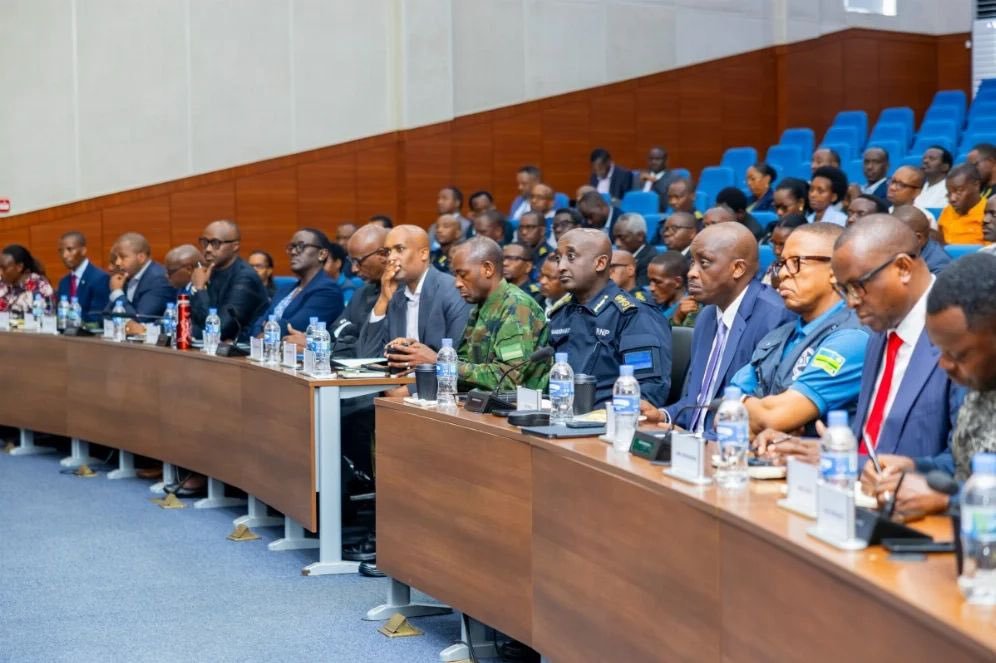 dr_dash250's tweet photo. Nubwo benshi nabonye bashyigikira inzoga ngo ntacyo zitwara,

Inzego z'umutekano zose hatavuyemo na rumwe hamwe na ministeri zose bireba bicyaye Kacyiru biga uko bagomba gukaza ingamba kugirango inzoga n'bindi biyobyabwenge bidakomeza kwangiza Abanyarwanda.

Inzoga murazivaho cyagwa muzigabanye mu buryo bumwe cyangwa ubundi.

President Kagame yabagiriye inama ku bwinshi. Abumva izo nama bagira ubuzima bwiza buzira umuze.