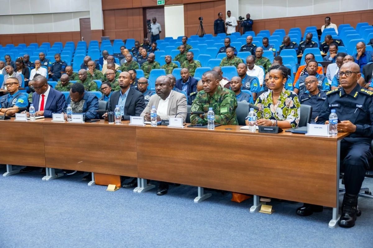 dr_dash250's tweet photo. Nubwo benshi nabonye bashyigikira inzoga ngo ntacyo zitwara,

Inzego z'umutekano zose hatavuyemo na rumwe hamwe na ministeri zose bireba bicyaye Kacyiru biga uko bagomba gukaza ingamba kugirango inzoga n'bindi biyobyabwenge bidakomeza kwangiza Abanyarwanda.

Inzoga murazivaho cyagwa muzigabanye mu buryo bumwe cyangwa ubundi.

President Kagame yabagiriye inama ku bwinshi. Abumva izo nama bagira ubuzima bwiza buzira umuze.
