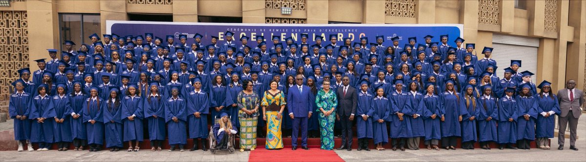 DeniseNyakeru's tweet photo. Mardi dernier, j’ai assisté, avec beaucoup d’émotion, aux côtés de Son Excellence Monsieur le Président de la République, à la cérémonie célébrant la première promotion du Programme national de bourses EXCELLENTIA RDC.

En regardant ces jeunes filles et ces jeunes garçons recevoir leur bourse, je n’ai pu m’empêcher de mesurer le chemin parcouru.

Tout est parti d’un message adressé aux finalistes de l’Examen d’État en  juin 2019. Je disais: visez haut. Visez l’excellence. C’était une invitation à croire que leurs rêves pouvaient être plus grands que leurs peurs. Aujourd’hui, cette parole est devenue un programme national qui ouvre aux talents de notre pays les portes des meilleures universités.

Excellentia n’a jamais été, à mes yeux, une simple bourse. C’est une promesse faite à notre jeunesse : celle de ne jamais laisser le manque de moyens étouffer un talent, éteindre un rêve ou empêcher le mérite de s’épanouir.

À vous, chers lauréats, je souhaite que vous portiez cette confiance avec humilité, exigence et responsabilité. Que votre réussite ne soit pas seulement la vôtre, mais qu’elle devienne, un jour, celle de toute une Nation.

Mon plus grand souhait est que, dans quelques années, nous parlions moins d’Excellentia que de ce que vous serez devenus : des femmes et des hommes d’excellence, compétents, intègres et engagés au service de la République démocratique du Congo.

Félicitations à cette première promotion. Vous êtes les premiers d’une longue lignée qui, je l’espère, fera d’Excellentia non seulement un programme, mais un véritable héritage pour notre Nation.

Un héritage de mérite.
Un héritage de confiance.
Un héritage d’excellence.