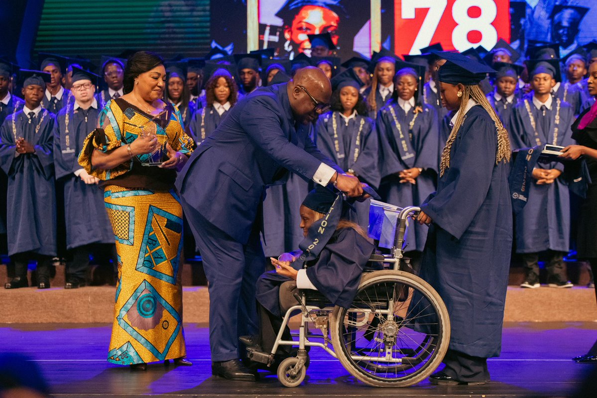 DeniseNyakeru's tweet photo. Mardi dernier, j’ai assisté, avec beaucoup d’émotion, aux côtés de Son Excellence Monsieur le Président de la République, à la cérémonie célébrant la première promotion du Programme national de bourses EXCELLENTIA RDC.

En regardant ces jeunes filles et ces jeunes garçons recevoir leur bourse, je n’ai pu m’empêcher de mesurer le chemin parcouru.

Tout est parti d’un message adressé aux finalistes de l’Examen d’État en  juin 2019. Je disais: visez haut. Visez l’excellence. C’était une invitation à croire que leurs rêves pouvaient être plus grands que leurs peurs. Aujourd’hui, cette parole est devenue un programme national qui ouvre aux talents de notre pays les portes des meilleures universités.

Excellentia n’a jamais été, à mes yeux, une simple bourse. C’est une promesse faite à notre jeunesse : celle de ne jamais laisser le manque de moyens étouffer un talent, éteindre un rêve ou empêcher le mérite de s’épanouir.

À vous, chers lauréats, je souhaite que vous portiez cette confiance avec humilité, exigence et responsabilité. Que votre réussite ne soit pas seulement la vôtre, mais qu’elle devienne, un jour, celle de toute une Nation.

Mon plus grand souhait est que, dans quelques années, nous parlions moins d’Excellentia que de ce que vous serez devenus : des femmes et des hommes d’excellence, compétents, intègres et engagés au service de la République démocratique du Congo.

Félicitations à cette première promotion. Vous êtes les premiers d’une longue lignée qui, je l’espère, fera d’Excellentia non seulement un programme, mais un véritable héritage pour notre Nation.

Un héritage de mérite.
Un héritage de confiance.
Un héritage d’excellence.