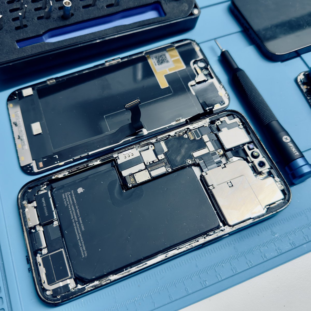 impossible_fix's tweet photo. Replacing the back glass and the display on the Apple iPhone 14 Pro Max smartphone.

#apple #service #fix #repair #iphone https://t.co/wH7ZLUw0qt