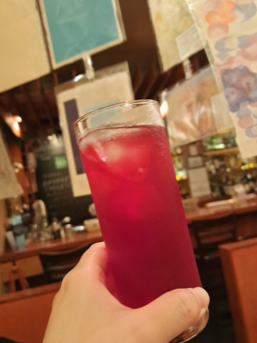 sayka_f's tweet photo. 昨晩ラストチャンスに行ったら、紙漉き師の田村師匠に遭遇！！
以前参加した際、搬入時に挨拶した以来で、初めてゆっくりお話させていただきました✨
しかも紙漉き実演まで始まって！
貴重な時間になりました🌙
いただいたお酒は、夏の名物・赤紫蘇のカクテル🍹 https://t.co/r1SUqifn5d