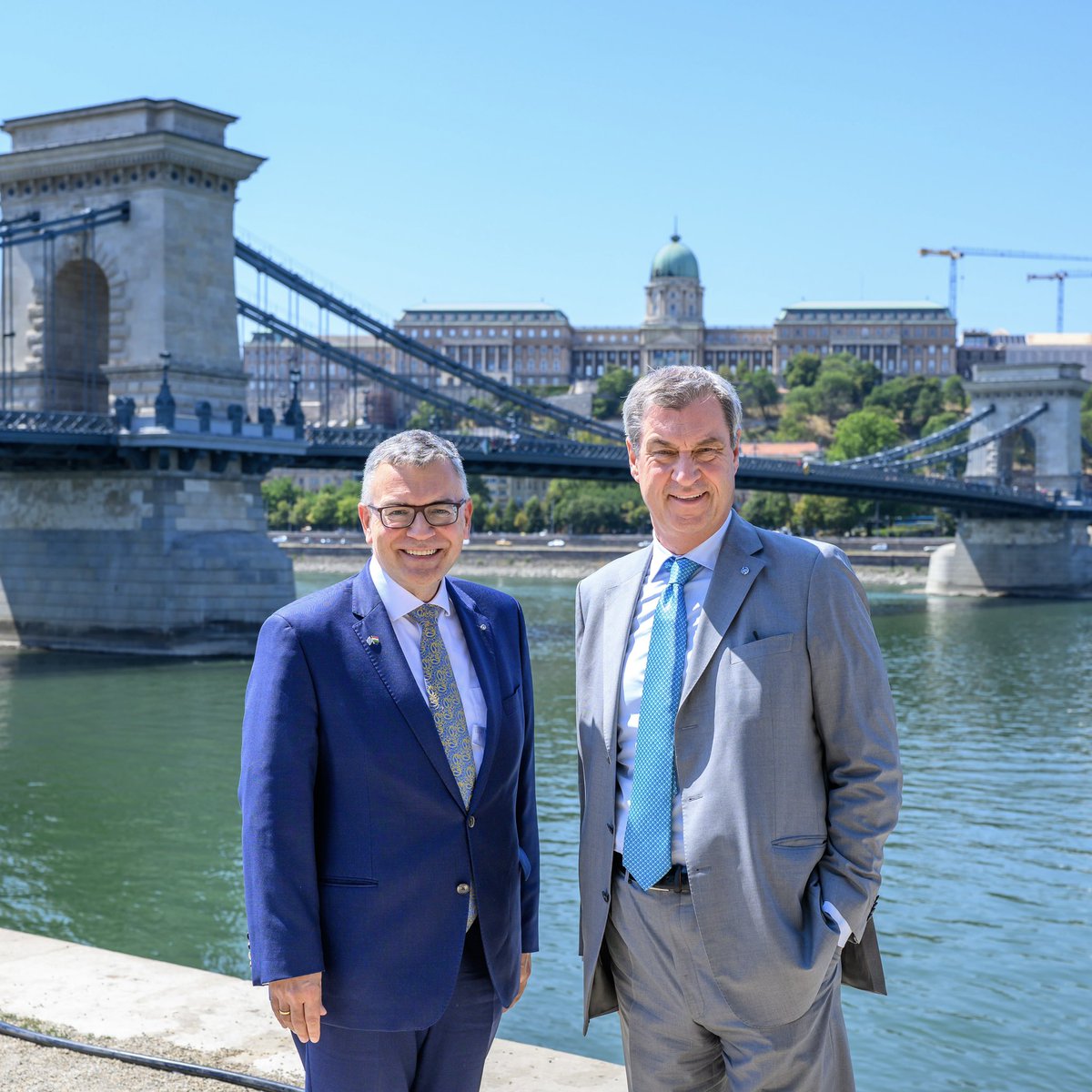 Markus_Soeder's tweet photo. Erfolgreiche erste Station unserer zweitägigen #Südosteuropa-Tour: Bayern und #Ungarn lassen ihre alte Freundschaft wieder aufleben. War dazu zu einem sehr guten Austausch vor Ort in Budapest bei Ministerpräsident Péter Magyar gemeinsam mit unserem Staatsminister @fwhfreising. Jetzt geht es weiter nach Athen in Griechenland und Chişinău in Moldau. Das ist ein Speed-Dating internationaler Politik mit dem traditionell wichtigen Fokus auf Südosteuropa: Bayern ist als stabiler demokratischer Anker und Wirtschaftspartner sehr gefragt. Je schwieriger traditionelle Märkte im globalen Wettbewerb werden, desto aktiver müssen wir die europäische #Zusammenarbeit ausbauen und weitere Märkte erschließen.