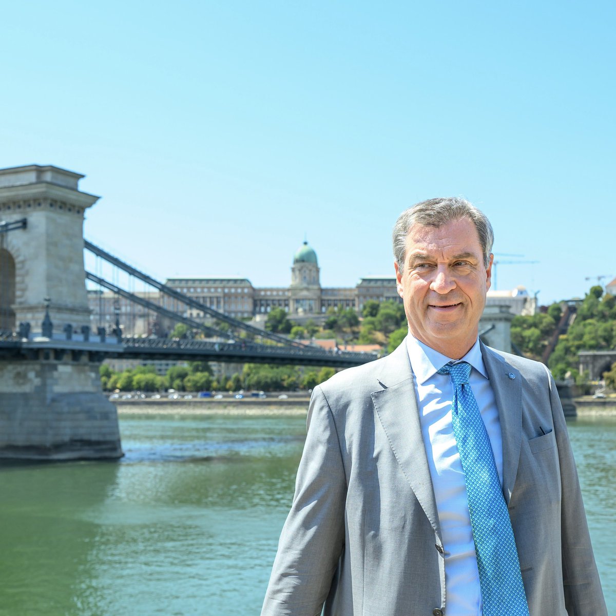 Markus_Soeder's tweet photo. Erfolgreiche erste Station unserer zweitägigen #Südosteuropa-Tour: Bayern und #Ungarn lassen ihre alte Freundschaft wieder aufleben. War dazu zu einem sehr guten Austausch vor Ort in Budapest bei Ministerpräsident Péter Magyar gemeinsam mit unserem Staatsminister @fwhfreising. Jetzt geht es weiter nach Athen in Griechenland und Chişinău in Moldau. Das ist ein Speed-Dating internationaler Politik mit dem traditionell wichtigen Fokus auf Südosteuropa: Bayern ist als stabiler demokratischer Anker und Wirtschaftspartner sehr gefragt. Je schwieriger traditionelle Märkte im globalen Wettbewerb werden, desto aktiver müssen wir die europäische #Zusammenarbeit ausbauen und weitere Märkte erschließen.