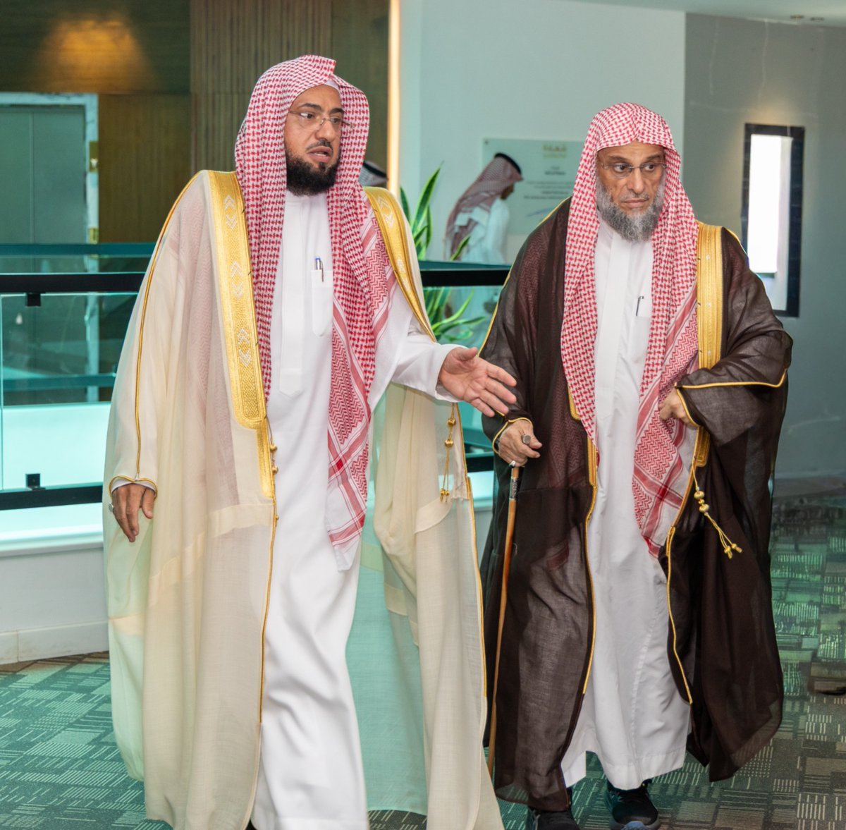 BirAbha's tweet photo. جمعية البر بأبها تستقبل الشيخ الدكتور / عائض بن عبدالله  القرني

استقبل فضيلة أمين عام جمعية البر بأبها الشيخ / محمد بن سعيد بن فحاس، بمقر الجمعية، فضيلة الشيخ الدكتور / عائض بن عبدالله القرني، وذلك في زيارة اطلع خلالها على ما تقدمه الجمعية من برامج اجتماعية وتنموية عبر مبادرات نوعية يستفيد منها أفراد المجتمع المستهدفين لخدمات الجمعية.
وأثناء هذه الزيارة تجول "القرني" على مرافق الجمعية مستمعاً لشرحٍ عن خدماتها وآلية العمل ضمن النهج الذي تنتهجه الجمعية لخدمة الأسر والأفراد وتنميةً للمجتمع، بما يعكس رسالتها النبيلة في تعزيز التكافل الاجتماعي وتحقيق التنمية المستدامة.
عقب ذلك أعرب "القرني" عن إعجابه الشديد بما رأه من إنجازات مباركة، مشيدًا بالدور الريادي الذي تقوم به "جمعية البر بأبها" في خدمة المجتمع، مؤكدًا أن هذه الجمعية نموذجٌ مشرّفٌ للعمل الخيري والمؤسسي المنظم، ويجسد قيماً عليا سُخرت للعطاء والإحسان.
وفي ختام الزيارة أعرب "بن فحاس" عن شكره وتقديره لـ"القرني" على زيارته للجمعية واهتمامه بالعمل الخيري؛ مؤكدًا استمرار "بر أبها" في أداء رسالتها الإنسانية وفق أعلى معايير الجودة والحوكمة، تحقيقًا لتطلعات القيادة الرشيدة وخدمةً للمجتمع.
#جمعية_البر_بأبها
#ابها