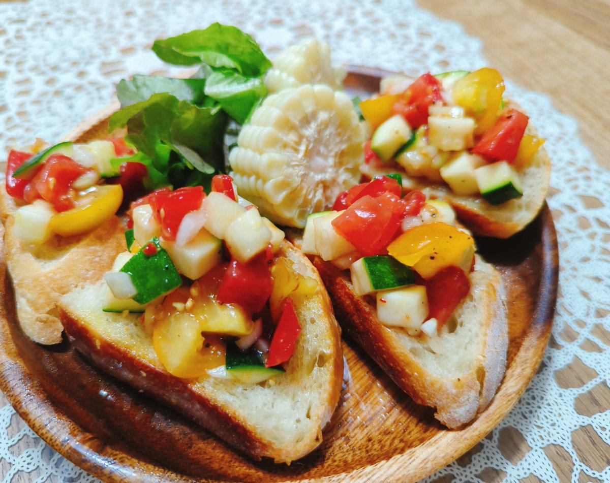 7reco7's tweet photo. おうち居酒屋🏮
家にあった夏野菜でなんちゃってブルスケッタ作りました（笑）スパークリングワイン🍷にめちゃ合って美味し😋
みなさま〜✨お疲れ乾杯🥂
今夜はゆっくり過ごしてくださいね🍀
＃おうちごはん ＃REIKO
＃猫のいる暮らし𓃠 https://t.co/JZaWYHp4oi