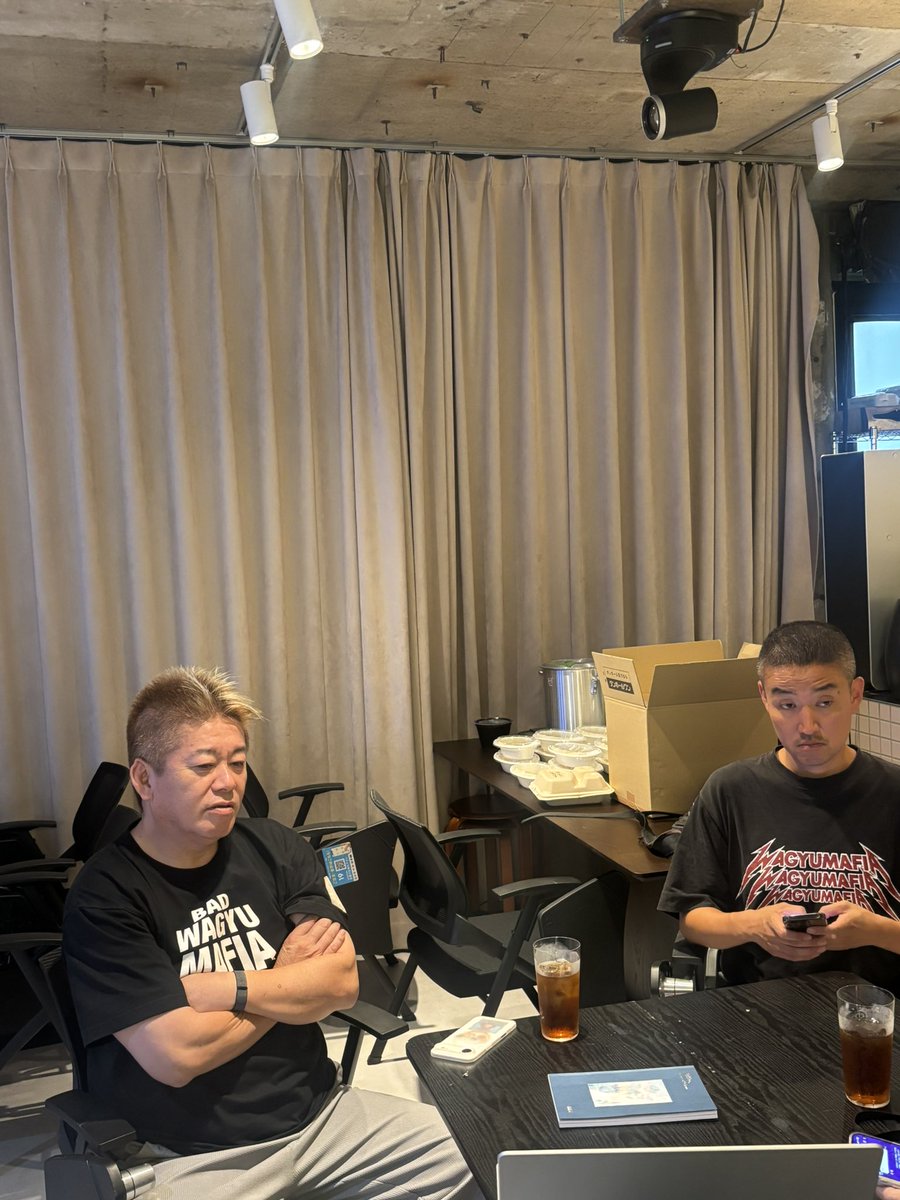 akimichi755's tweet photo. 【本日のホリエモン@takapon_jp 】
ミーティングが30分早く終わったので、一旦家に帰るか、とのこと。

少したって部屋に水を届けに行くと、隣の部屋から
「ハァ…ハァ…ハァ…」
と激しい息遣いが。。笑

おぃおぃ、何やってんだよと思ってこっそり覗いてみたら、、、
　
これ倒れるんじゃね？

て思うくらい鬼ストイックに一人ルームランナーで走ってた。

シャトルラン？みたいな歩いて走ってのやつ。

中田英寿くらいストイックにやってたよ。

なんだよこれ。。

体力あるの知ってたけど生まれ持ったもんじゃねーのかよ。

そう思って先輩に聞いてみると、
あーそれ毎回時間空いたらやってるよ。
とのこと。

部屋上がって45分後には普通に何もしてなかったかのように降りてきてまた別のミーティングへ。

なんなんだよ、当たり前のような隙間時間の陰の努力は。
この人まじストイックなのかもしれない。

俺なら車でYouTubeみるか、一旦家帰って仮眠してたわw

マネージャーとして有るまじき思想ですが、『ただ酒を毎日飲み歩いてる天才』だと思ってました笑。

凡人な俺もストイックに頑張るぞ、きっと明日から笑。

ゴルフならそれくらいストイックになれんだけどなぁ、笑。

写真は
アイディア出しを考えてるところと楽しく会話してるところ、
あとは前日深夜3時まで飲んで朝10時からの試験で規定時間の1/5以下の早さで出てきて全合格してたやつ。

p.s. 試験からそんな早くから出てくるとは思わず車でボ〜っとしてたら怒られました笑