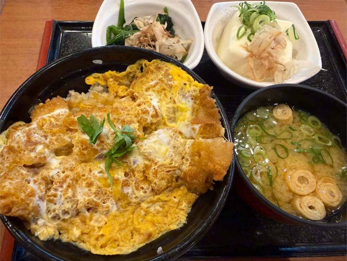 nikkachan's tweet photo. 明日は富士登山なのでゲン担ぎでカツ丼😋 https://t.co/Ec60Ib30RT