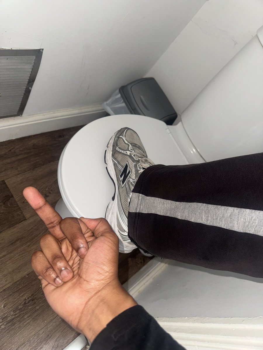 Mastermax_20's tweet photo. You pathetic brain wish your head was this toilet #findom https://t.co/J2SDALVsQF