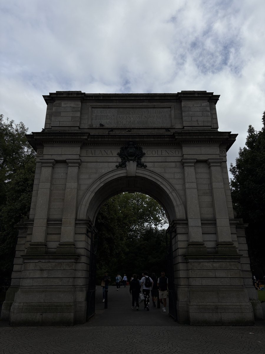illcalmdown's tweet photo. これはグレンが走ってた公園
素敵な場所だった⛲️ https://t.co/rsPgsnjWlB
