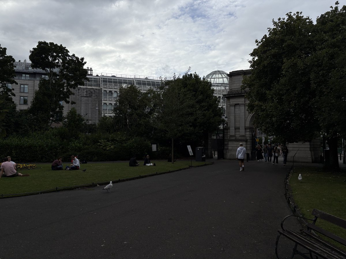illcalmdown's tweet photo. これはグレンが走ってた公園
素敵な場所だった⛲️ https://t.co/rsPgsnjWlB