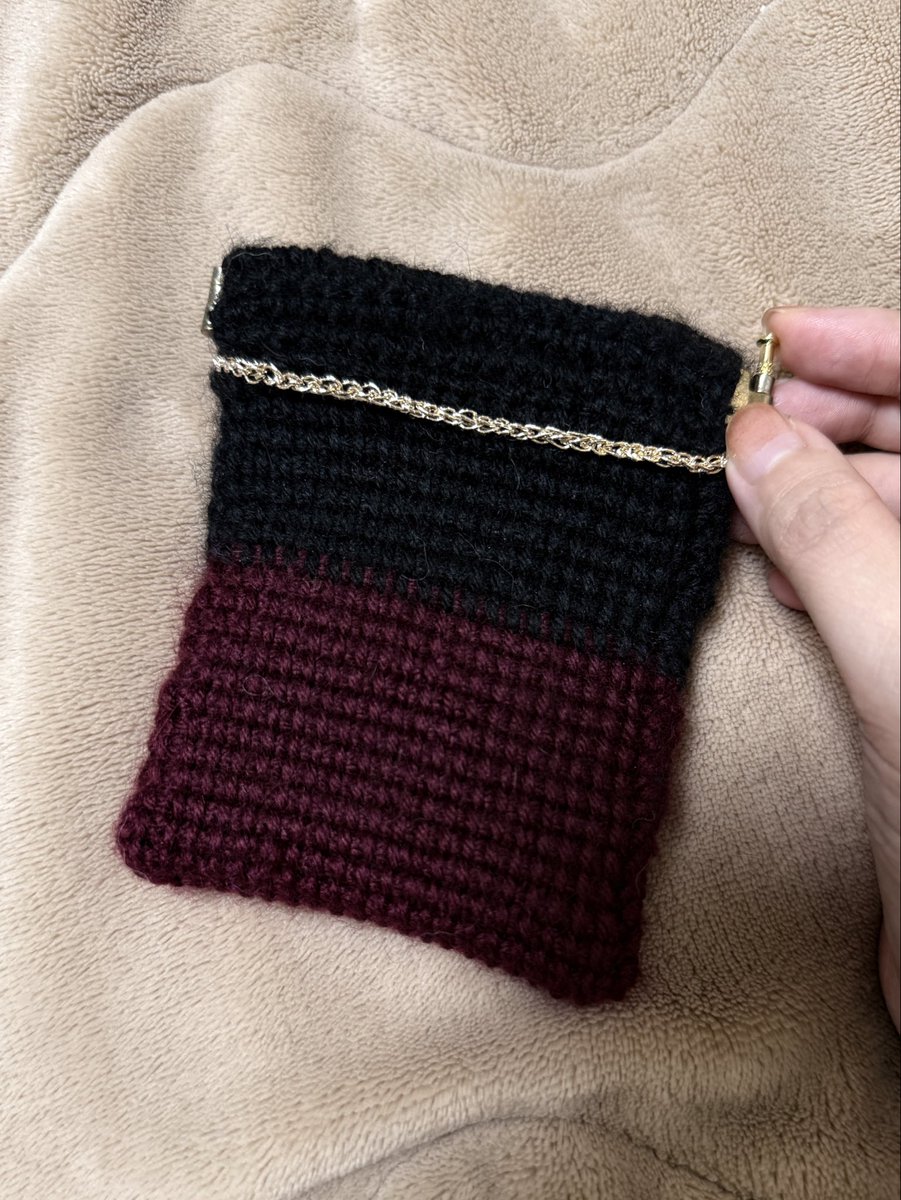 ssrrttbb12's tweet photo. 概念🧶バネ口ポーチ(未完成)　うっすら浮かび上がる龍のきらめきみたいにしたかったんだけど編み辛すぎた https://t.co/A8oRvlgmUX