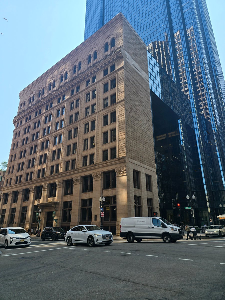 DevelopItWright's tweet photo. I think Boston might have been my favorite Laracon city yet. Venue was nice and the city is so cool. The historic buildings mixed in with the skyscrapers is wild. https://t.co/q1E1fYTjiv