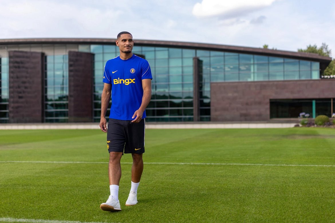 DailyFootyHQ's tweet photo. 🔵🚨 Maxence Lacroix explains why he chose Chelsea:

“I think it’s the best move for me because it’s the best club in the world.”

Lacroix revealed he spoke with Malo Gusto, Trevoh Chalobah and Benoît Badiashile before making his decision, while also having a tactical conversation with the manager.

“I saw that we have the same direction and desire for this club.”

Lacroix says those around him told him Chelsea was the best step for his career — and he quickly felt he “didn’t need to think too much.”

New chapter at Stamford Bridge. 💙🔵
#CFC #Chelsea #Lacroix
