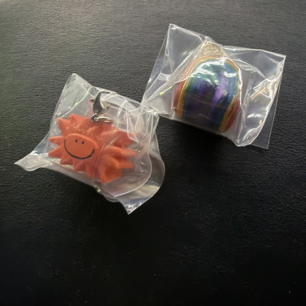 DI_zy_6921's tweet photo. DAISUKE  KONDO めじるし　アクセサリー　ガチャガチャ　交換

【譲】　太陽、虹 taiyou  

【求】　雲、ペンギン kumo penguin

まとめて２つ交換してくださる方優先！ https://t.co/b64OLLOpdr
